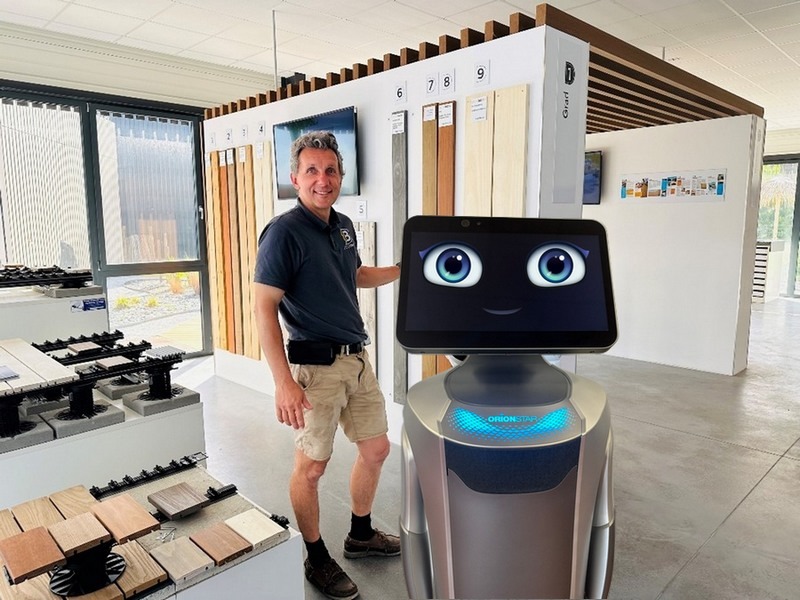 Franchisé DECKiBOIS vous serez assisté par CRUZ le robot qui accueille les clients 24h sur 24h et 7jrs sur 7jrs David Sonnier et son stagiaire le robot DECKI