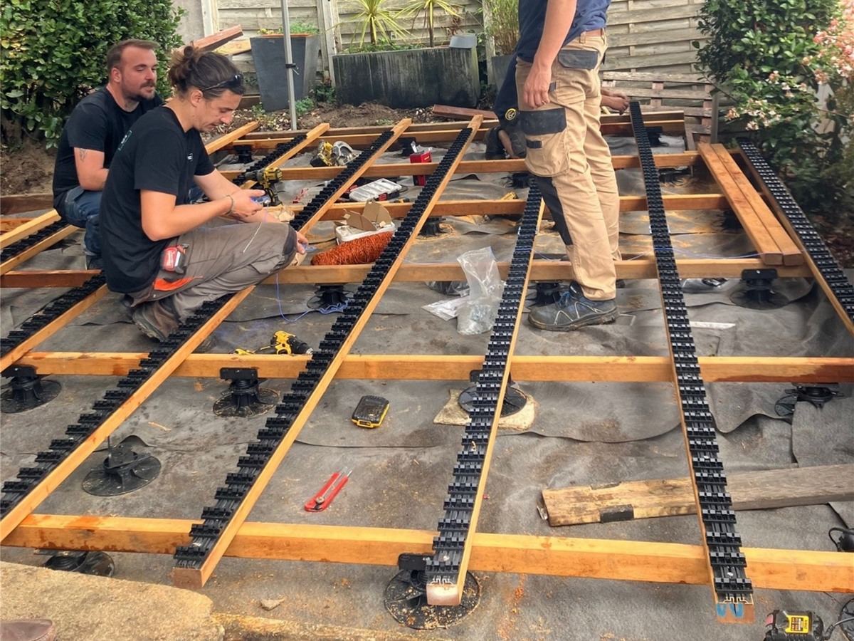 lambourdage croisé en BADI avec le flat rail GRAD vissé avant de clipser les lames en composite SILVADEC lambourdage croisé en BADI avec le flat rail GRAD vissé avant de clipser les lames en composite SILVADEC