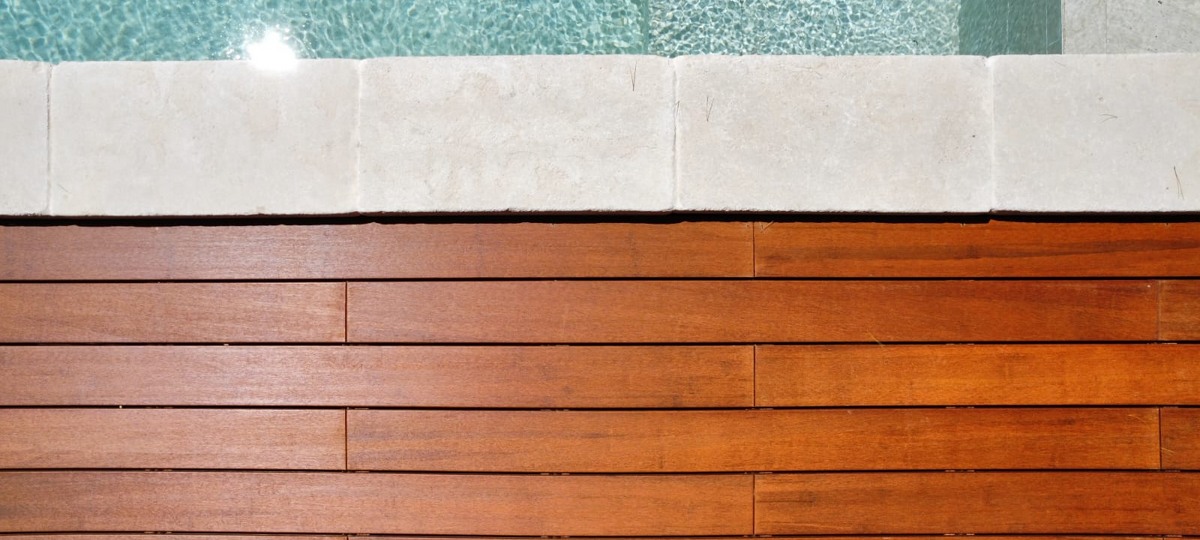 DECKiBOIS présente et vend des lames de terrasse en bambou (à visser) coloris ambre DECKiBOIS présente et vend des lames de terrasse en bambou (à visser) coloris ambre