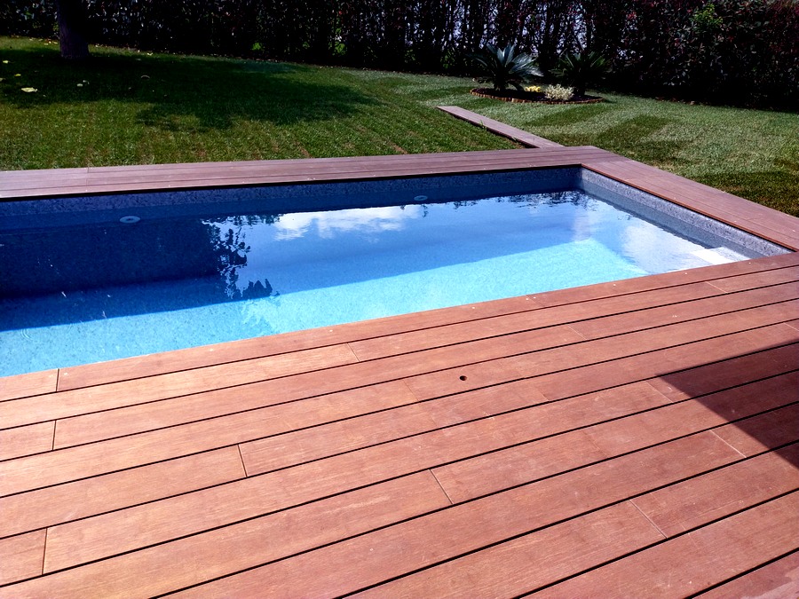 margelle de piscine en lames de bambou couleur ambre DECKiBOIS margelle de piscine en lames de bambou couleur ambre DECKiBOIS