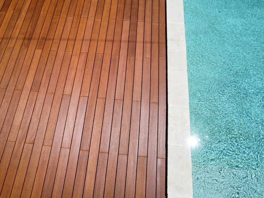 terrasse de piscine en lames de bambou couleur ambre DECKiBOIS terrasse de piscine en lames de bambou couleur ambre DECKiBOIS