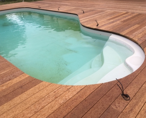 deckibois bois de terrasse en ipé du brésil 21 x 145mm découpé à la scie sauteuse autour d’une piscine en forme arrondie deckibois bois de terrasse en ipé du brésil 21 x 145mm découpé à la scie sauteuse autour d’une piscine en forme arrondie